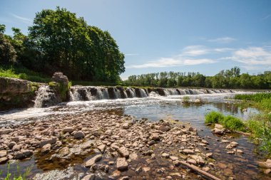 su yükleri ile yaz aylarında taze temiz şelale
