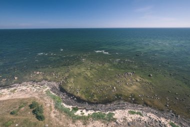 panoramik deniz plaj kayalar, bitkiler ve temiz su ile yaz aylarında güneşli gün - vintage bir retro görünüm görünümünde