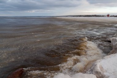 Kışın bol buz ve kar ile geç akşam içinde donmuş deniz yan beach panorama