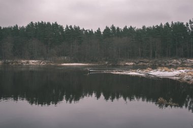 nehir, Gauja Valmiera yakınındaki kumtaşı kayalıklarla ve erken kış sakin su ile. 