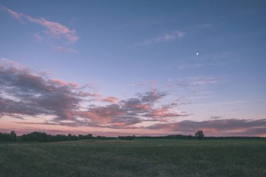 fırtına bulutları kırsal ve yollar - vintage bir retro görünüm olan alanlar üzerinde şekillendirme