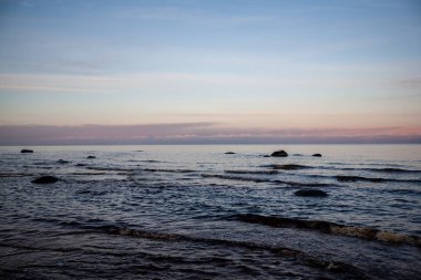Kışın bol buz ve kar ile geç akşam içinde donmuş deniz yan beach panorama