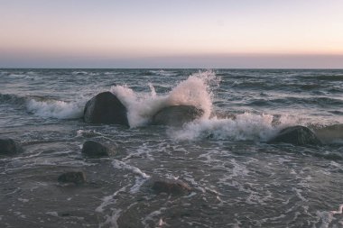 bulutlar ve sakin su ile deniz plaj manzarası. renkli sahne - vintage retro bak