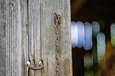 Countryside yaz eski ve metal ayrıntıları ile eski ahşap ahır detayları