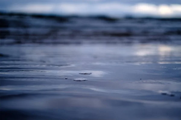 Storm Wolken Boven Zee Kleine Golven Schoon Wit Zand Strand — Stockfoto
