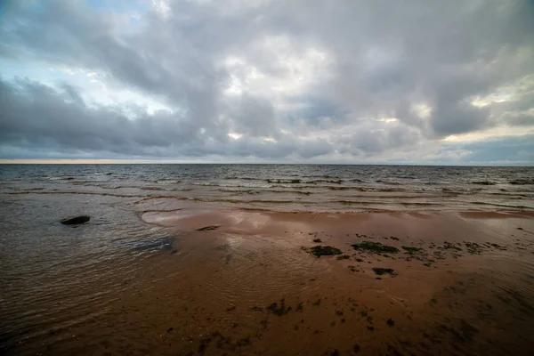 Storm Wolken Vervormen Duidelijk Zee Strand Met Rotsen Schakel Zand — Stockfoto