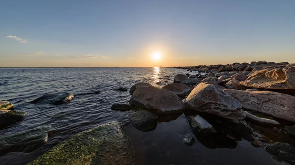 Panoramiczny Widok Morze Plaża Lecie Skały Rośliny Czystej Wody Słoneczny — Zdjęcie stockowe