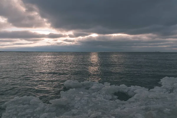 Mare Ghiacciato Spiaggia Panoramica Inverno Con Tanto Ghiaccio Neve Tarda — Foto Stock