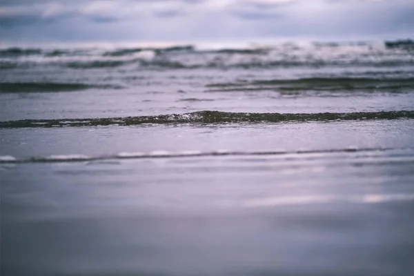 海の嵐の雲 きれいな白い砂のビーチで小さな波 浅い被写し界深度 ヴィンテージのレトロな外観 — ストック写真