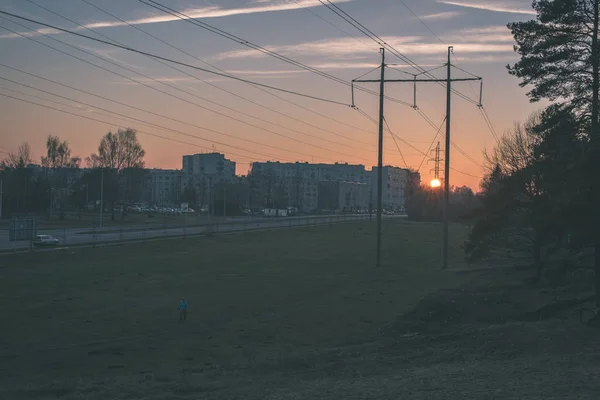 Pohled Západ Slunce Elektrické Napájecí Kabely Budovy — Stock fotografie