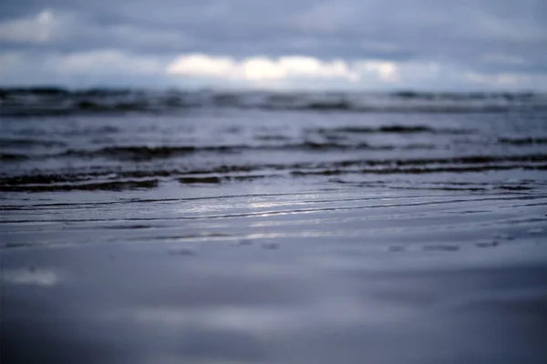 Грозовые Тучи Над Морем Небольшие Волны Чистом Пляже Белым Песком — стоковое фото