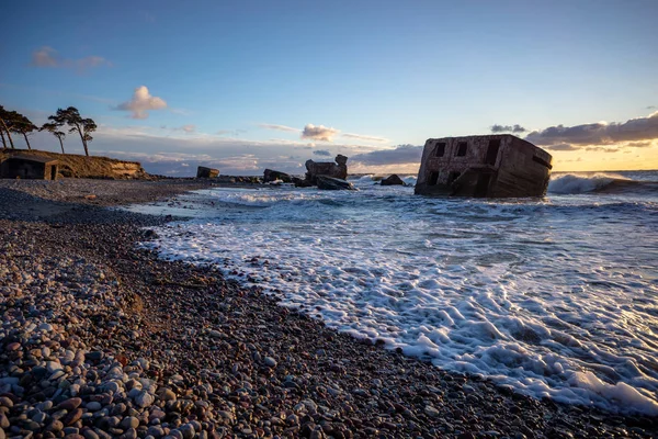tuğla ve beton yapıların eski savaş fort ayrıntıları ile su dalgalar deniz Dramaturji günbatımında yıkadı. Liepaja, Letonya 