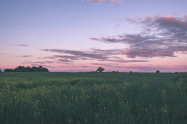 fırtına bulutları kırsal ve yollar - vintage bir retro görünüm olan alanlar üzerinde şekillendirme