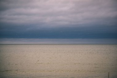 kayalık sahil şeridine Letonya akış su deniz ve geç sonbaharda büyük kayalar. mat renkler - retro vintage bak
