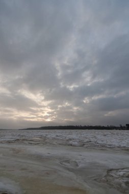 Kışın bol buz ve kar ile geç akşam içinde donmuş deniz yan beach panorama 