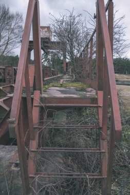 su üzerinde eski kırmızı metal köprü. Rusty detayları ve ups - vintage bir retro görünüm kapatın
