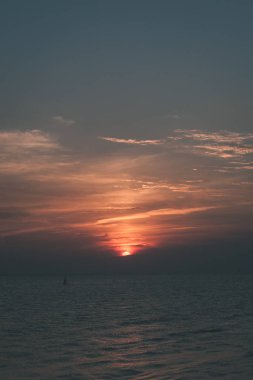 bulutlar ve sakin su ile deniz plaj manzarası. renkli sahne - vintage retro bak