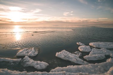 sea side beach panorama geç akşam - bol buz ve kar ile kışın donmuş vintage retro bak