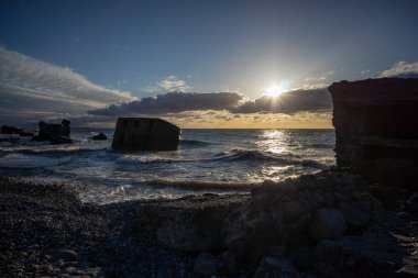 tuğla ve beton yapıların eski savaş fort ayrıntıları ile su dalgalar deniz Dramaturji günbatımında yıkadı. Liepaja, Letonya 