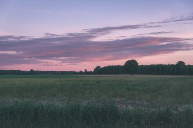 fırtına bulutları kırsal ve yollar - vintage bir retro görünüm olan alanlar üzerinde şekillendirme