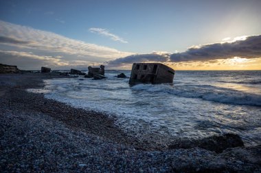 tuğla ve beton yapıların eski savaş fort ayrıntıları ile su dalgalar deniz Dramaturji günbatımında yıkadı. Liepaja, Letonya