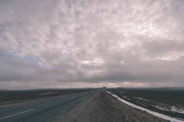 yapraklar ve ağaçlar çevresinde - vintage bir retro görünüm ile perspektif içinde basit kırsal orman yolu
