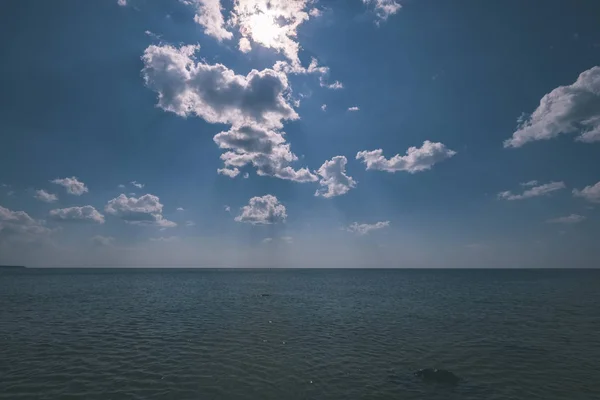 Praia Mar Skyline Com Nuvens Água Calma Cenário Colorido Olhar — Fotografia de Stock