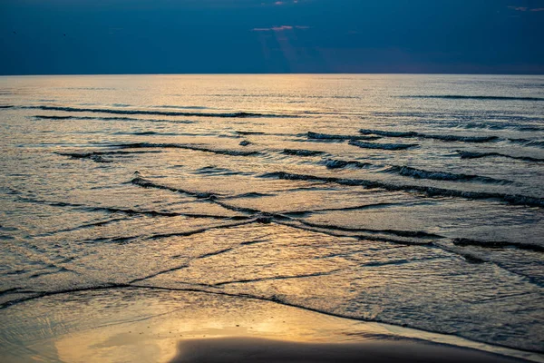 Spokojny Niebieski Zachód Słońca Nad Czystą Wodą Morzu Bałtyckim Minimalistyczny — Zdjęcie stockowe