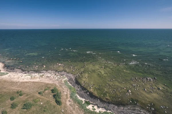 Tengerre Strand Nézd Nyáron Sziklák Növények Tiszta Víz Napos Vintage — Stock Fotó