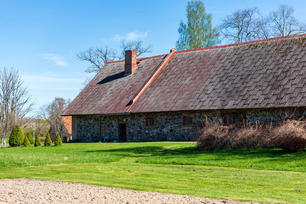 Land Hus Taket Med Skorsten Blå Himmel Bakgrund — Stockfoto