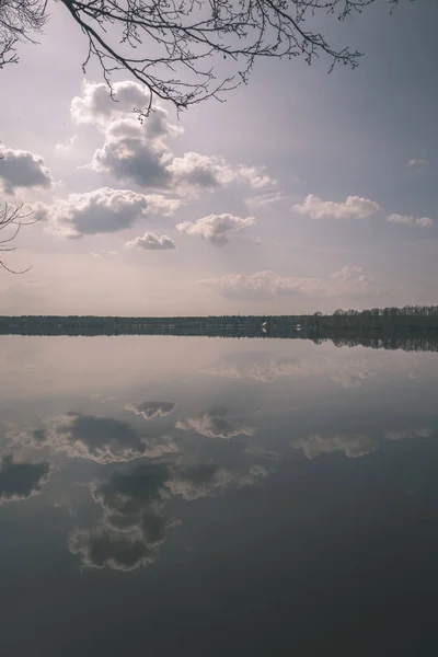 Cuerpo Natural Agua Estanque Con Reflejos Árboles Nubes Superficie Agua — Foto de Stock