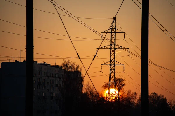 Κόκκινο Ηλιοβασίλεμα Ήλιο Δύει Κάτω Πίσω Από Μεγάλα Ηλεκτρικής Ενέργειας — Φωτογραφία Αρχείου