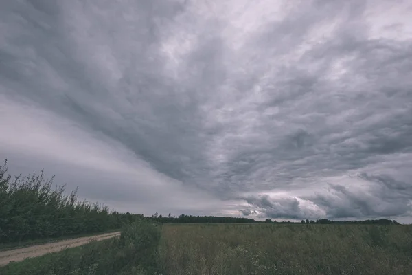 Gewitterwolken Bilden Sich Über Dem Land Und Feldern Mit Straßen — Stockfoto