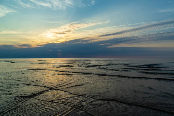 Calmo Pôr Sol Azul Sobre Água Clara Mar Baltico Imagem — Fotografia de Stock