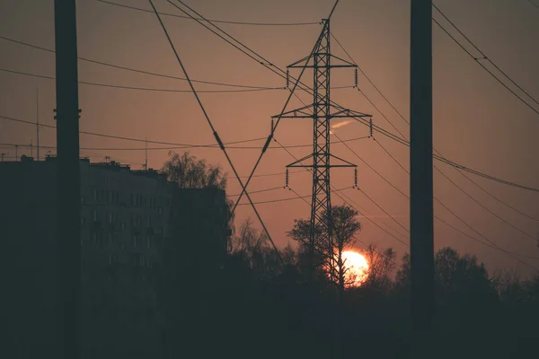 Widok Zachód Słońca Kable Zasilania Energii Elektrycznej Budynków — Zdjęcie stockowe