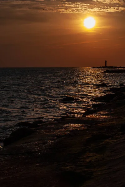 Dramatiska Röd Orange Färgade Solnedgång Över Det Lugna Havet Sommaren — Stockfoto