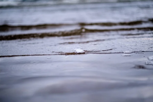 海上的风暴云 在干净的白色沙滩上的小浪 浅层景深 — 图库照片