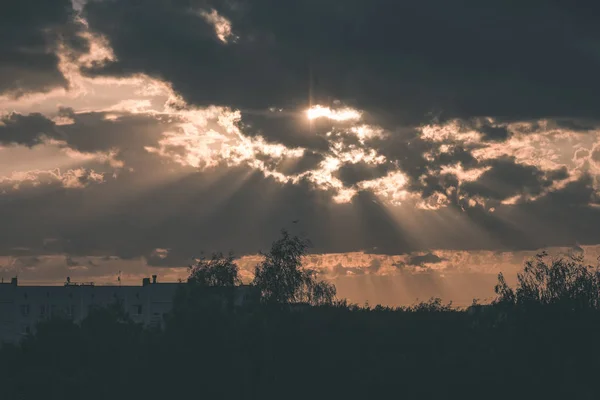 Nubes Tormenta Que Forman Sobre Campo Los Campos Con Carreteras —  Fotos de Stock