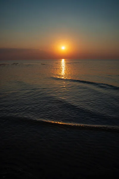 Dramática Puesta Sol Color Rojo Anaranjado Sobre Mar Tranquilo Verano — Foto de Stock