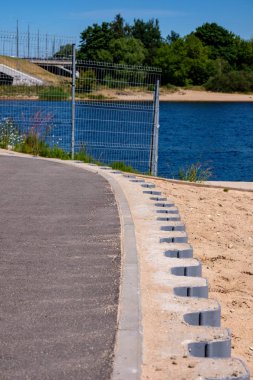 Riga şehir, Letonya panoramik nehir Daugava ve kablo Köprüsü ile yaz aylarında sakin su başkenti