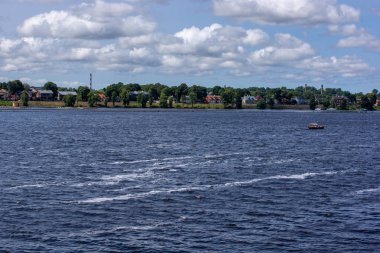 Riga şehir, Letonya panoramik nehir Daugava ve kablo Köprüsü ile yaz aylarında sakin su başkenti