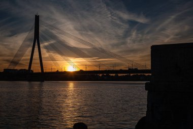 Riga şehir, Letonya panoramik nehir Daugava ve kablo Köprüsü ile yaz aylarında sakin su başkenti