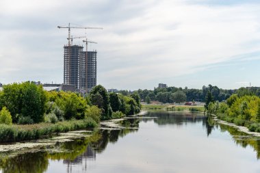 Riga şehir, Letonya panoramik nehir Daugava ve kablo Köprüsü ile yaz aylarında sakin su başkenti