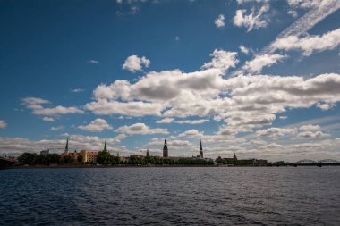 Riga şehir, Letonya panoramik nehir Daugava ve kablo Köprüsü ile yaz aylarında sakin su başkenti