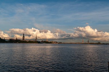 Riga şehir, Letonya panoramik nehir Daugava ve kablo Köprüsü ile yaz aylarında sakin su başkenti