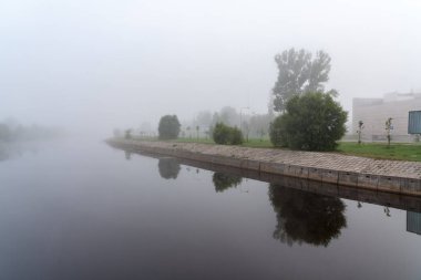 Riga şehir, Letonya panoramik nehir Daugava ve kablo Köprüsü ile yaz aylarında sakin su başkenti