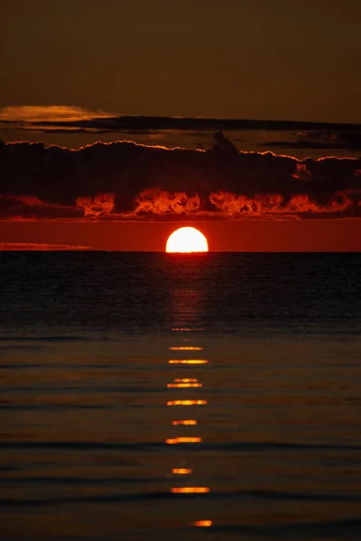 Bunter Sonnenuntergang Oder Sonnenaufgang Meer Mit Leuchtenden Farben Und Dramatischen — Stockfoto