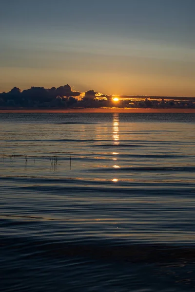 Красочный Закат Восход Солнца Море Яркими Красками Драматическими Облаками Рыбацкими — стоковое фото