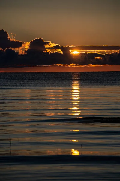 Красочный Закат Восход Солнца Море Яркими Красками Драматическими Облаками Рыбацкими — стоковое фото