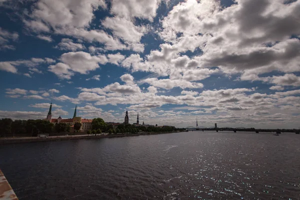 Riga Město Hlavní Město Lotyšska Panoramatický Pohled Řeky Daugava Kabelová — Stock fotografie